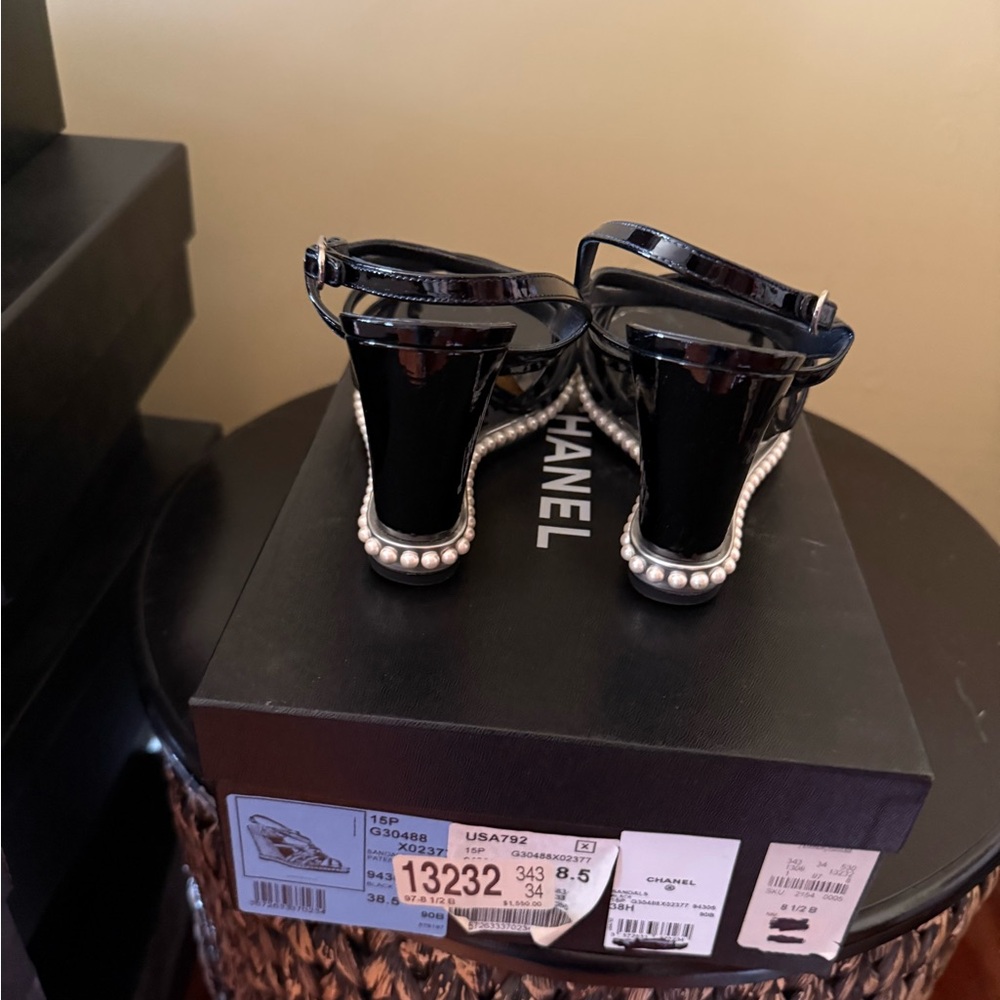 100% CHANEL Black Patent Leather Pearl-Trim Strappy Wedge Sandal Heels 38.5 - Picture 2 of 8